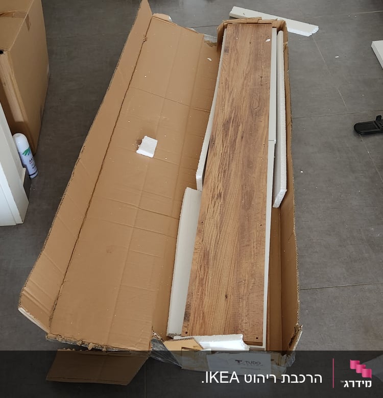 קרטון פתוח עם לוחות עץ להרכבה